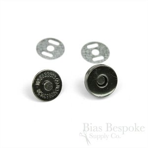Set-In Magnetic Snaps in Four Colors, 18mm Diameter